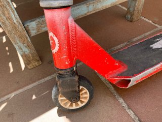 Patinete infantil rojo y gris