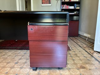 Mesa de despacho con cajonera