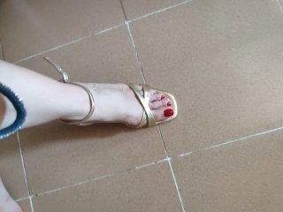 Sandalias doradas tacón