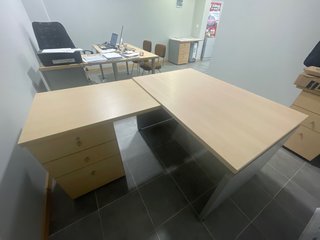 Mobiliario de oficina madera y metal