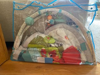 Manta de juegos para bebé.