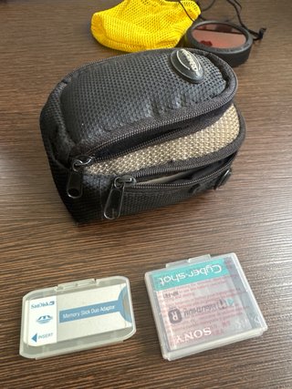 Fotocamera Sony Cyber-shot + Custodia per immersioni