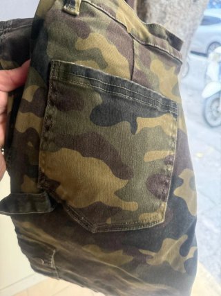Pantaloni camouflage marrone e verdi