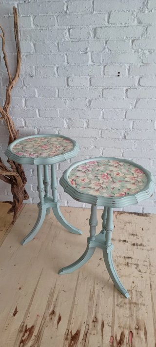 Mesitas antiguas/ veladores de madera maciza.