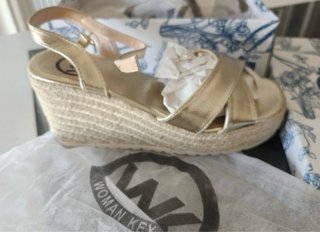 Sandalias Woman Key Beige y Dorado