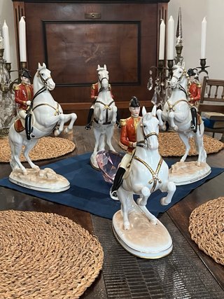 11 Lipizanos de Porcelana Viena con vitrina