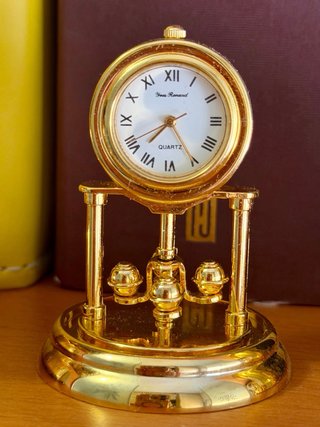 Orologi decorativi dorati