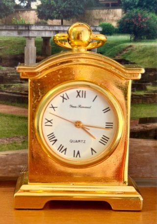 Orologi decorativi dorati