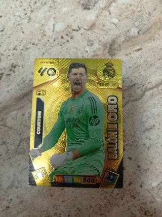 Cromo Balón de Oro Courtois Panini 25/26