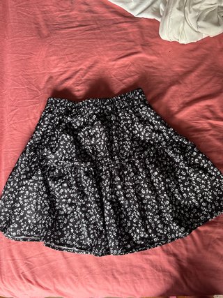 Falda floral negra y blanca