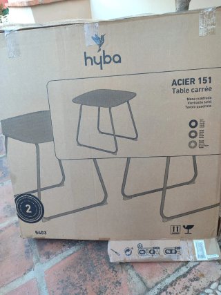 Mesa de terraza beige y blanca