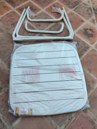 Mesa de terraza beige y blanca