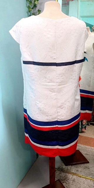 Vestido blanco con tulipanes rojos