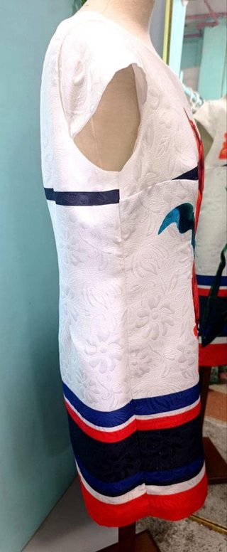 Vestido blanco con tulipanes rojos