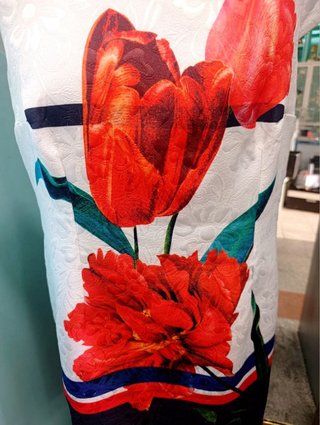 Vestido blanco con tulipanes rojos