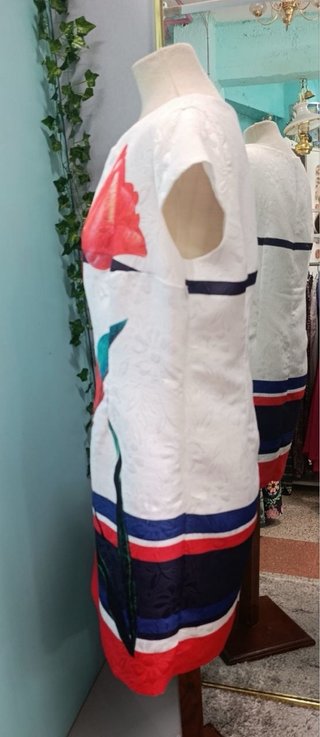 Vestido blanco con tulipanes rojos