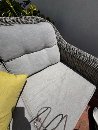 Sofá de terraza gris mimbre