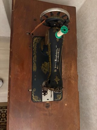Máquina de coser Singer antigua con mueble
