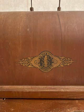 Máquina de coser Singer antigua con mueble