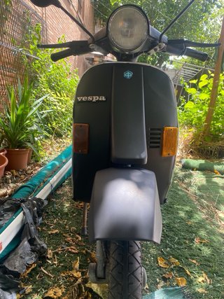 Vespa 125 negra