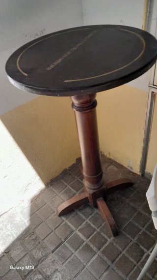 Mesa alta vintage de madera