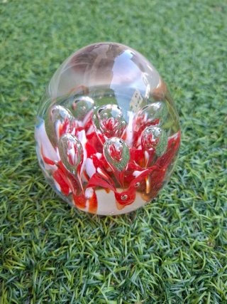 Adorno de cristal con burbujas rojas