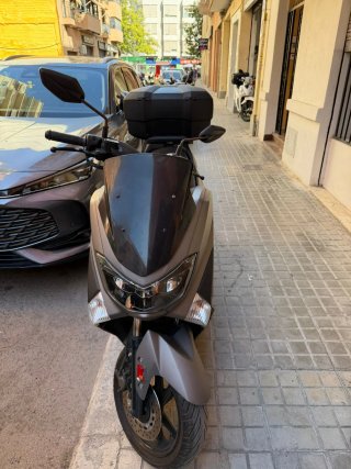 Yamaha NMAX gris, motor para reparar