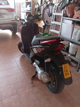 Piaggio 2021 Scooter Negra