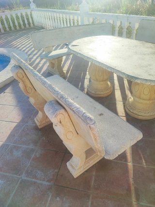 Mesa y bancos de piedra beige