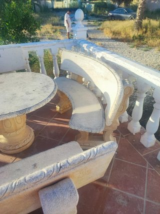 Mesa y bancos de piedra beige