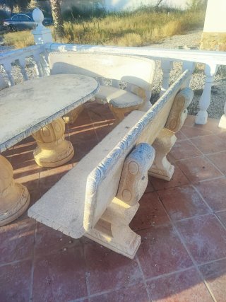 Mesa y bancos de piedra beige