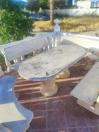Mesa y bancos de piedra beige