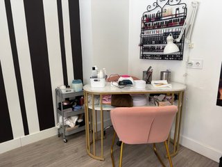 Se alquila mesa de estética y cabina en Coslada