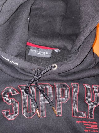 Sudadera con capucha Supply & Demand negra y roja