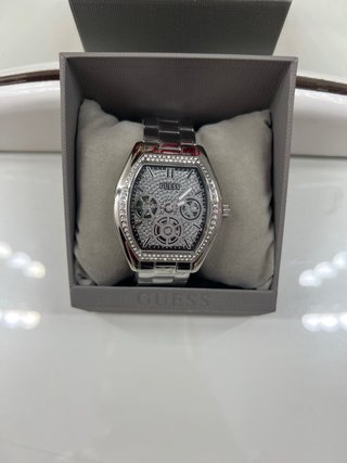 Reloj Guess a estreno plateado