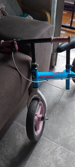Bicicleta sin pedales azul y rosa