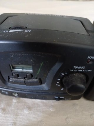 Radio Von con altavoces separados