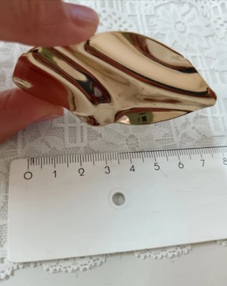 Spilla dorata design oblungo
