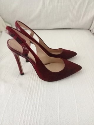 Zapatos de tacón rojos de ante