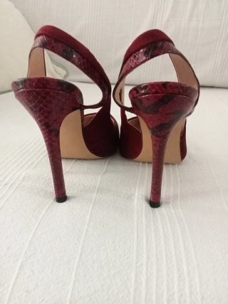 Zapatos de tacón rojos de ante