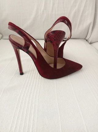 Zapatos de tacón rojos de ante
