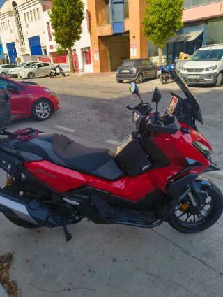 Honda ADV 350 2025 Roja Negra
