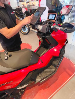 Honda ADV 350 2025 Roja Negra