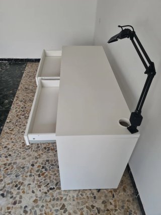 Escritorio MICKE IKEA. blanco con 2 cajones