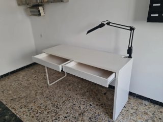 Escritorio MICKE IKEA. blanco con 2 cajones