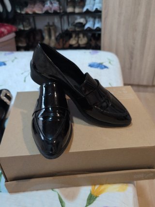 Zapatos negros charol punta fina