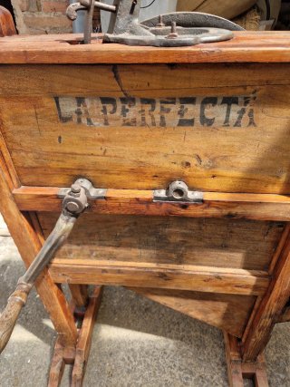 Máquina Desgranadora La Perfecta Antigua restaurad