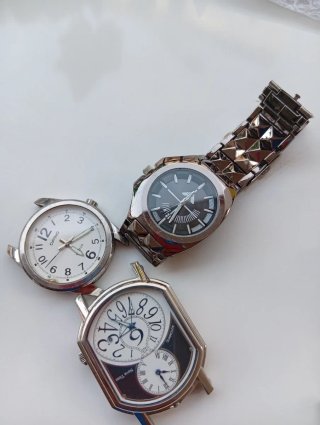 Reloj Casio y otros dos relojes