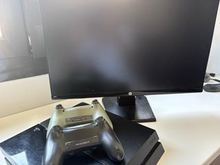 Consola PS4 + 2 Mandos + Cable HDMI