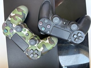 Consola PS4 + 2 Mandos + Cable HDMI